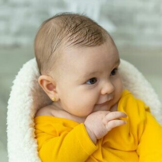 Pendientes charros bebé oro Pendientes de botón charro en oro tamaño bebé filigrana charra en oro de ley pendientes recien nacida de Salamanca bebé posando con pendientes charros