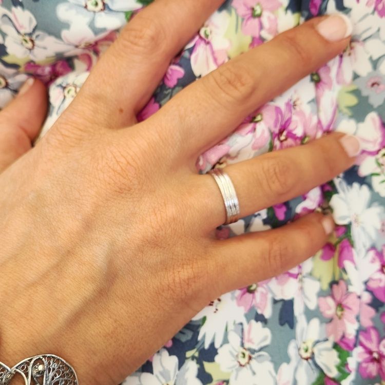 Alianza tallada en oro blanco de 18 Kl de 4mm. - Imagen 2