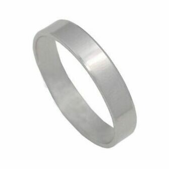 Alianza lisa en Oro Blanco de 18 Kl. con canto diamantado.