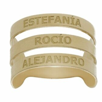 Anillo personalizable con tres nombres.