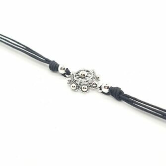 Pulsera botón charro e hilo a color