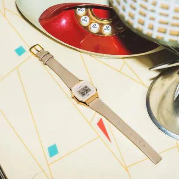 Nuevo Casio Vintage dorado con correa de piel tamaño medio - Imagen 2