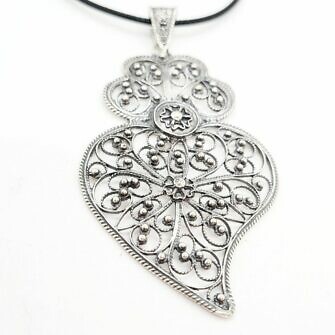 Colgante Filigrana Corazón Grande en plata de ley con cordón negro. Inspirado en el Corazón de Viana de Portugal. La filigrana charra y portuguesa se fusionan en este colgante de filigrana
