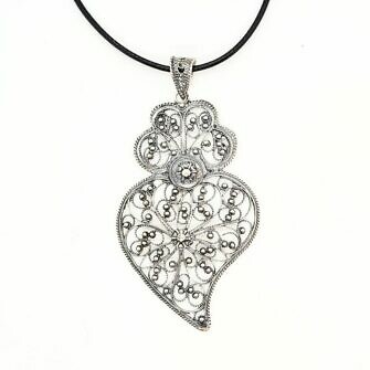 Colgante Filigrana Corazón Grande en plata de ley con cordón negro. Inspirado en el Corazón de Viana de Portugal. La filigrana charra y portuguesa se fusionan en este colgante de filigrana