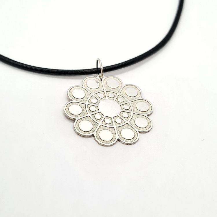 Colgante Botón Charro Personalizable en plata cordón de cuero de ley trasera grabada con punta de diamante icono de Salamanca